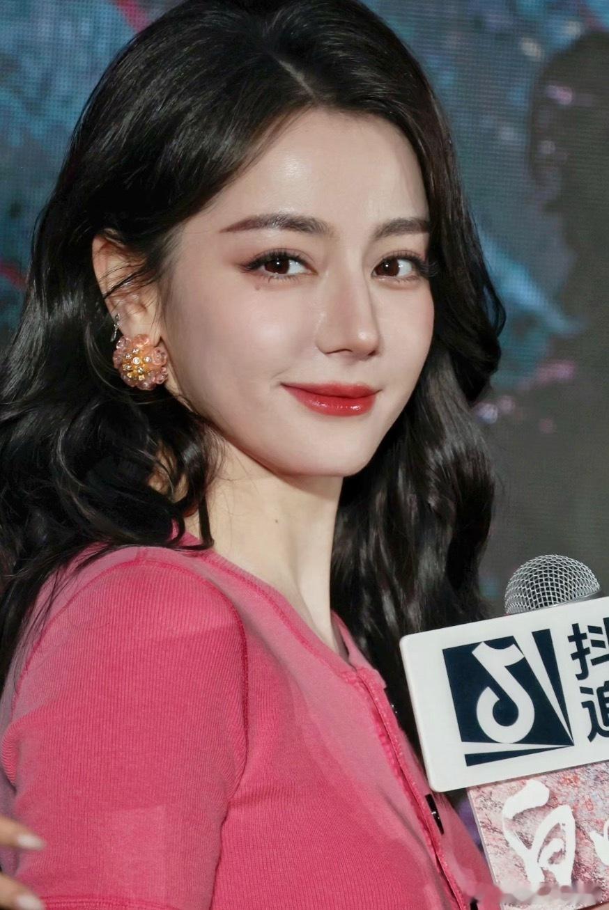 巴巴近期最爱这个妆造好明媚，像粉色郁金香 