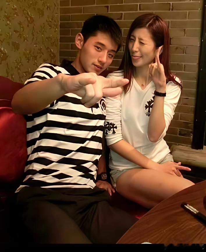张继科和许昕的妻子姚彦拍的一张合照，当时的姚彦还留着长发，很漂亮，感觉两人关系还