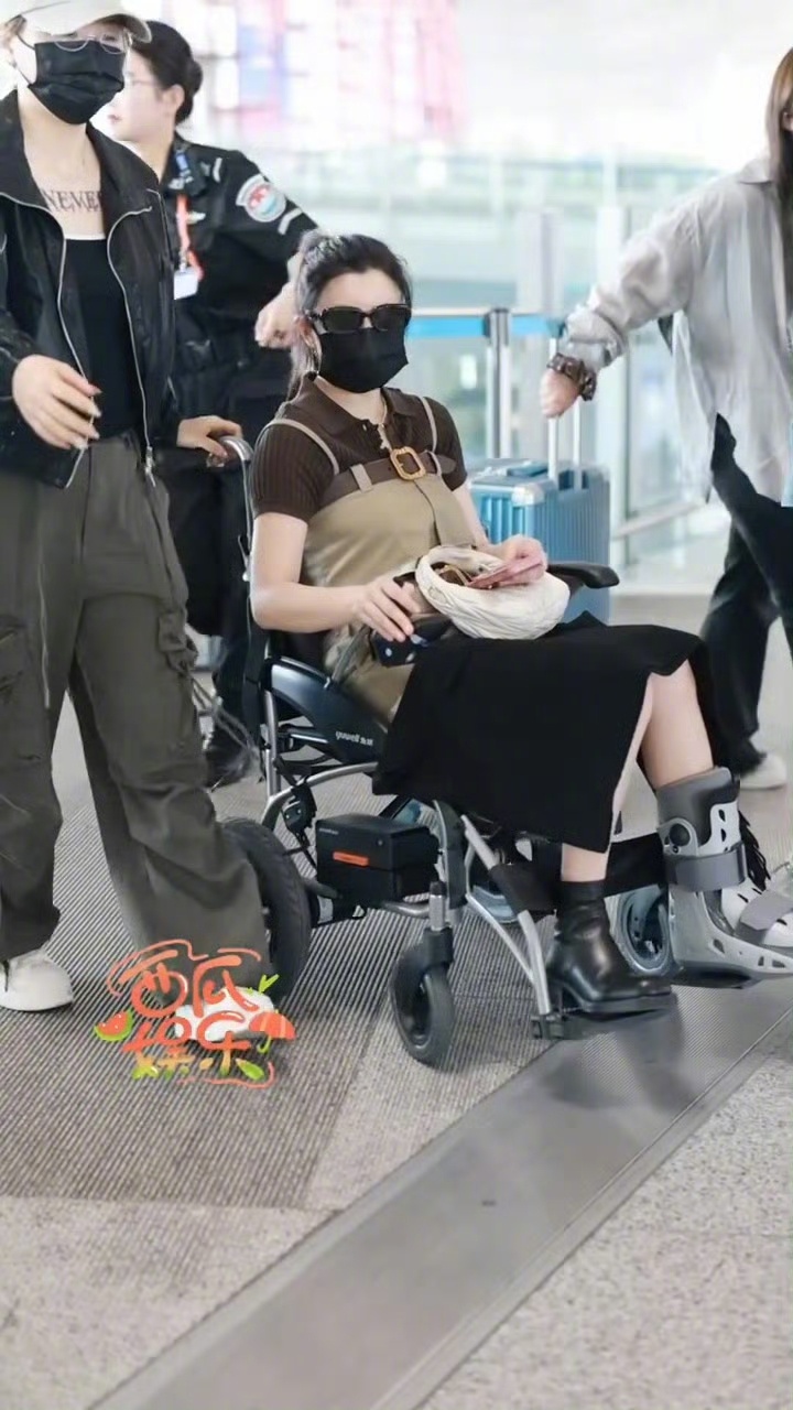 陈妍希坐轮椅现身机场即便伤病未愈依旧坚持奔赴行程，坐轮椅的模样让人心疼又敬佩好久