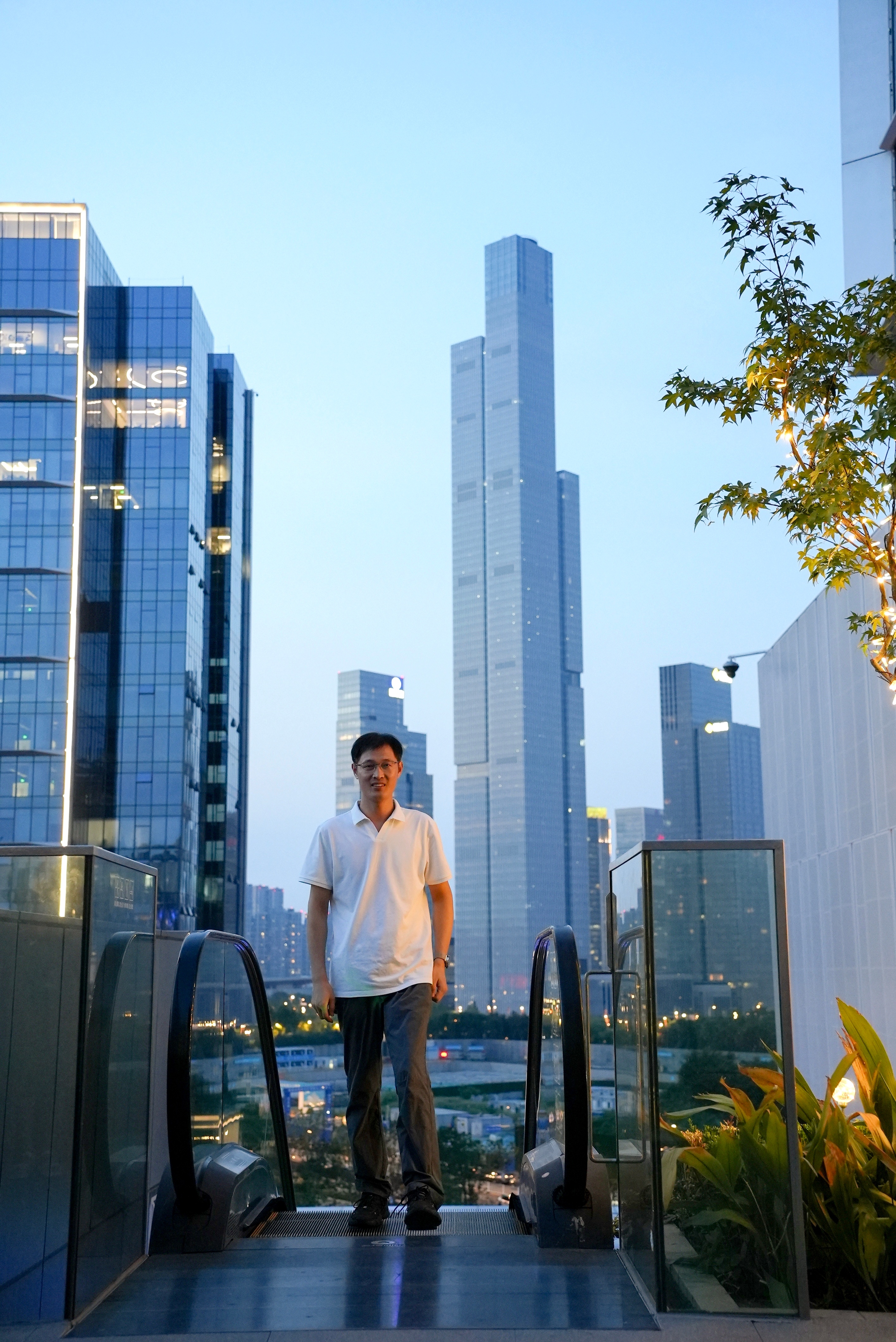 #看苏超逛建邺# 南京当地朋友推荐的南京最美城市天际线，在南京建邺区金陵天地露台