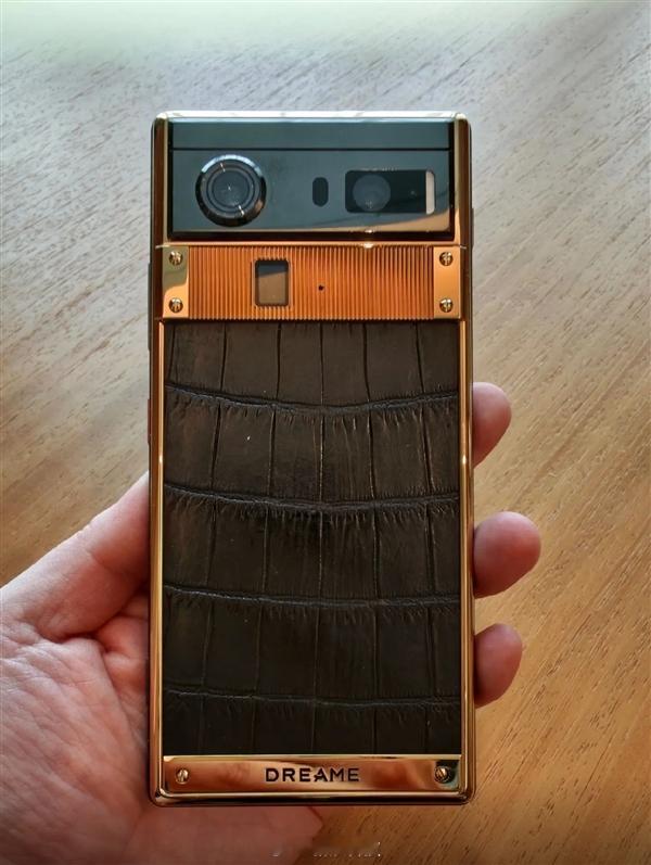 【俞浩晒追觅手机！鳄鱼皮+黄金外观】追觅CEO在微博晒出追觅手机AURORA L