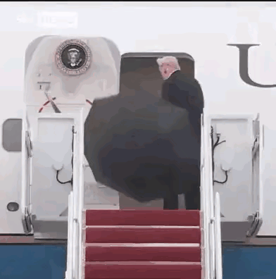 窥一斑而知全豹，作为堂堂一国之领袖，特朗普上飞机后随手把雨伞一扔，就足以看出其素