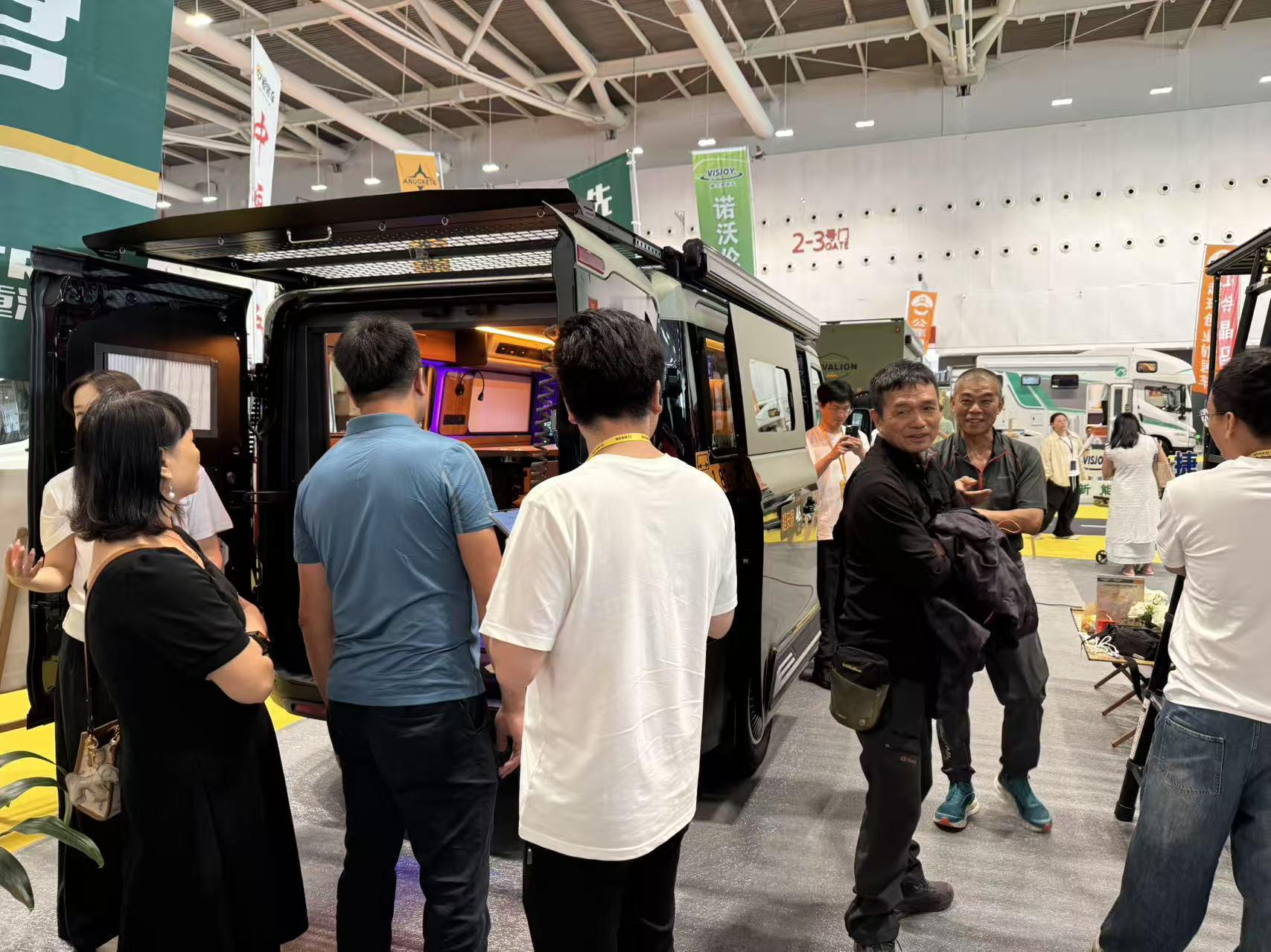 实力亮相！中国重汽轻型汽车携先锋官V系列宿营车登陆广州房车展，搭载潍柴2.0T发