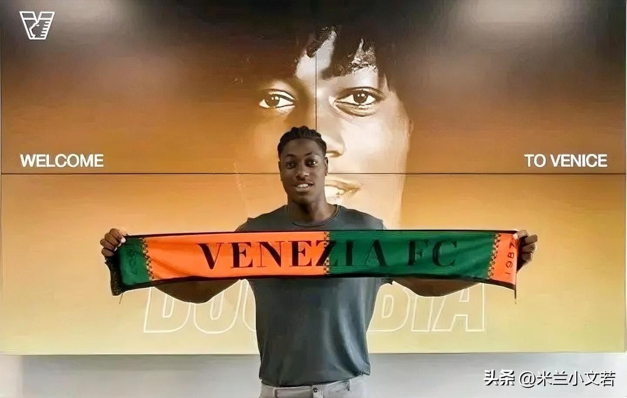 伊萨·姆比亚！AC米兰对威尼斯俱乐部的中场球员伊萨·姆比亚充满兴趣，但要面临巨大