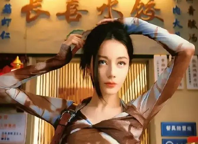 迪丽热巴新剧《枭起青壤》定档4月22，预告一放出暗黑味儿直冲鼻子。
我刷到地下藤