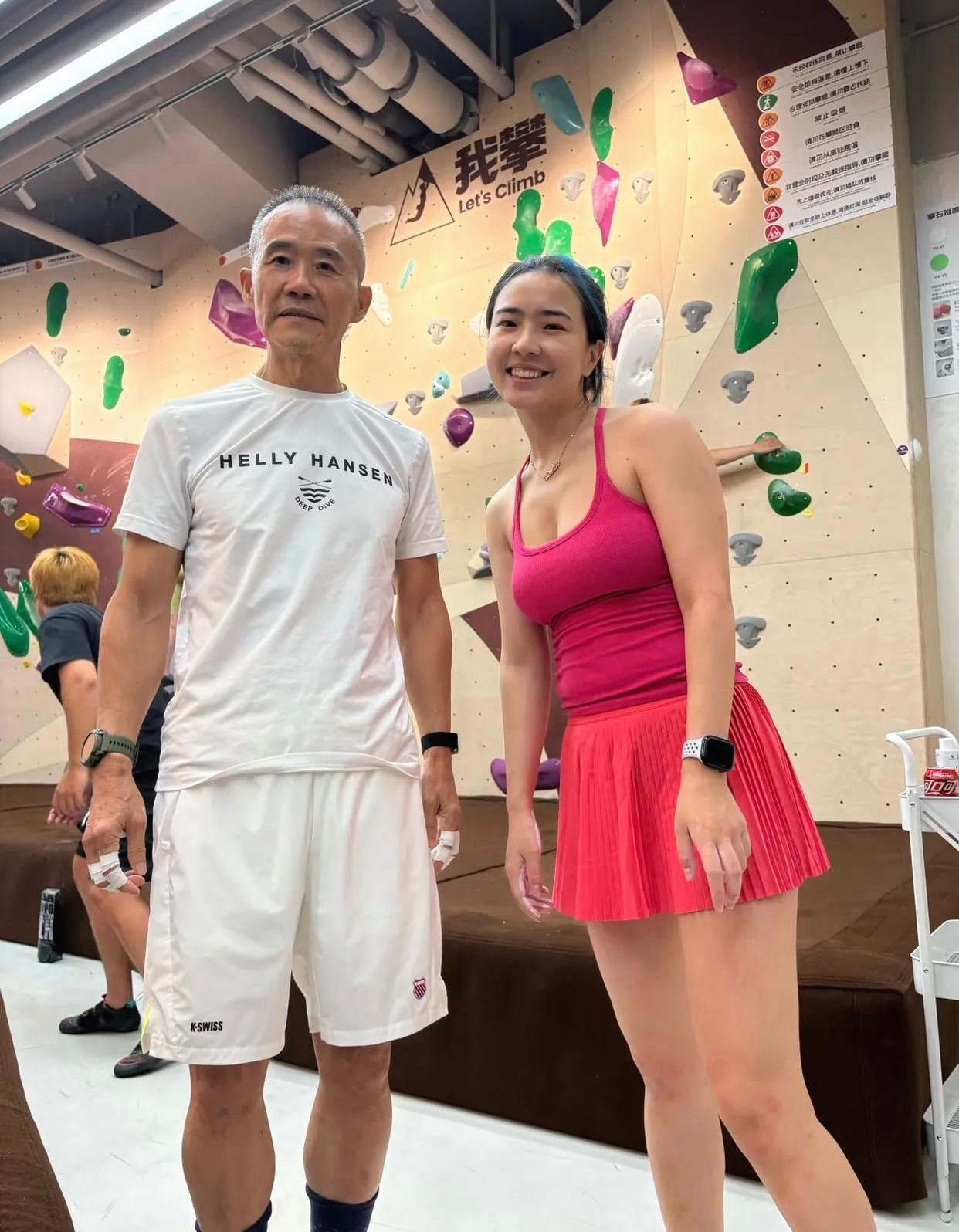 75岁的王石和女粉丝合影， 看起来像30多岁小伙，肌肉线条明显、皮肤精致，一点不