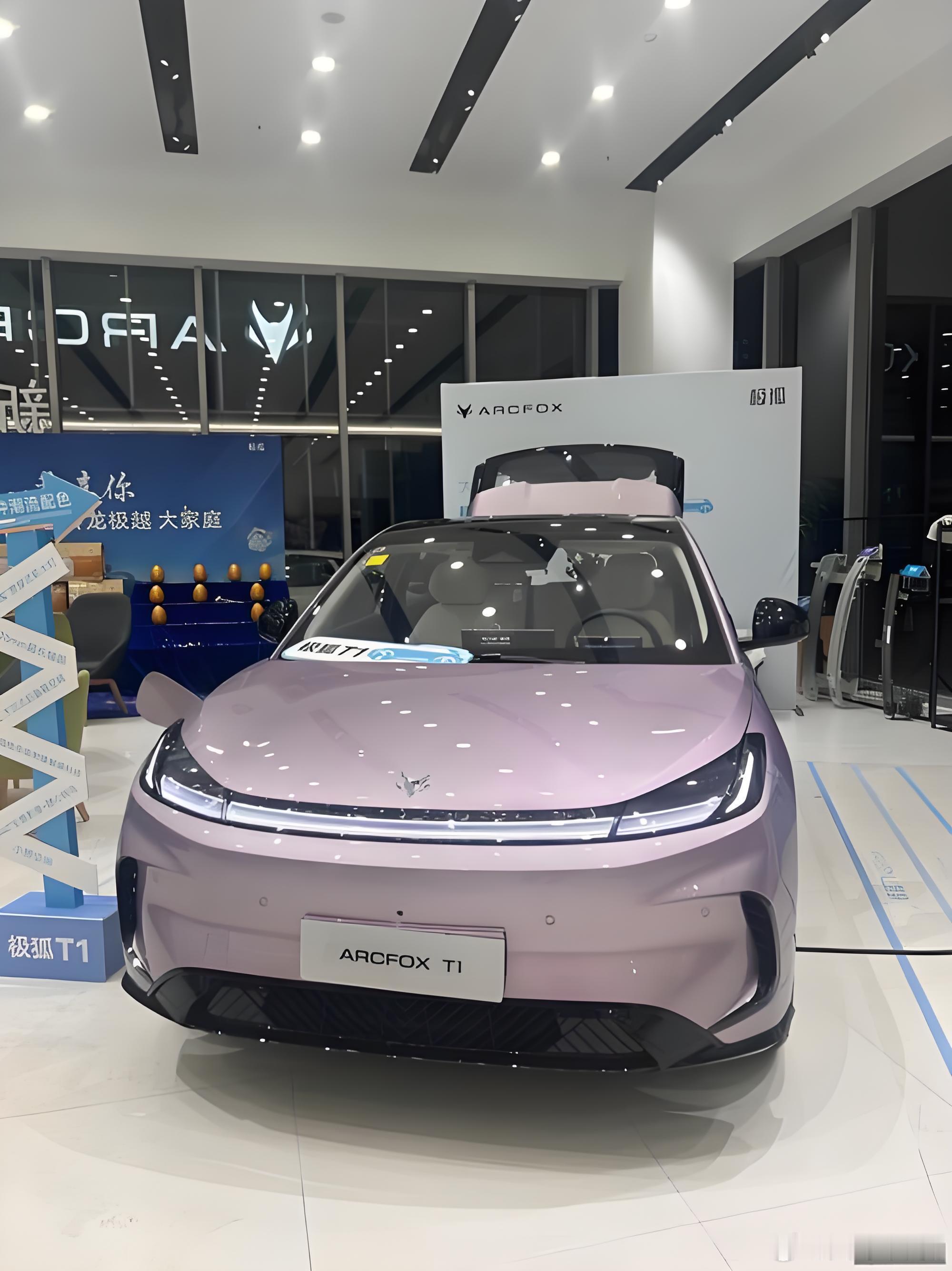 智能泊车辅助，极狐T1新手泊车无忧日常开电车怕“夏天闷汗+冬天反光”？极狐T1 