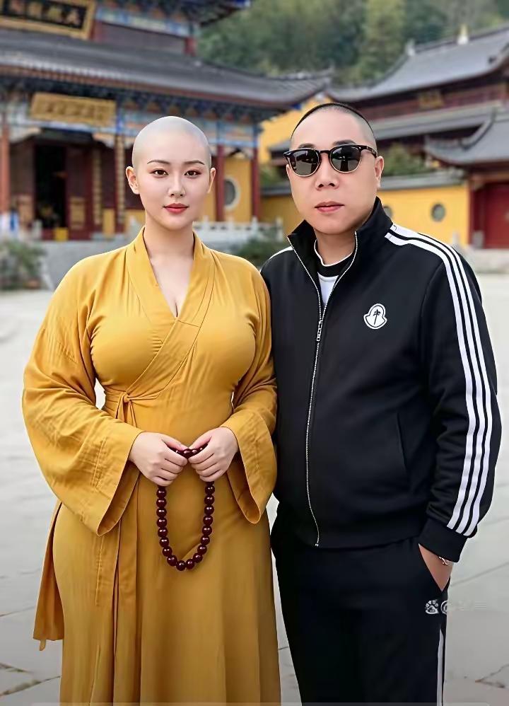看完这张照片，才知道什么叫错位！应该做和尚的人成了施主，应该是女施主的人变成了和