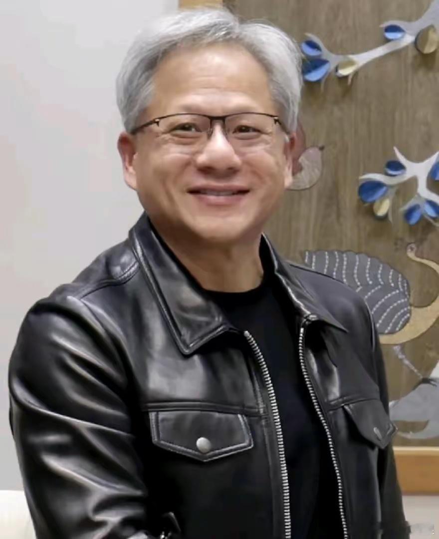 科技圈大佬的“亲民人设”，真是一场精心策划的视觉骗局。盯着黄仁勋那件半永久的黑皮