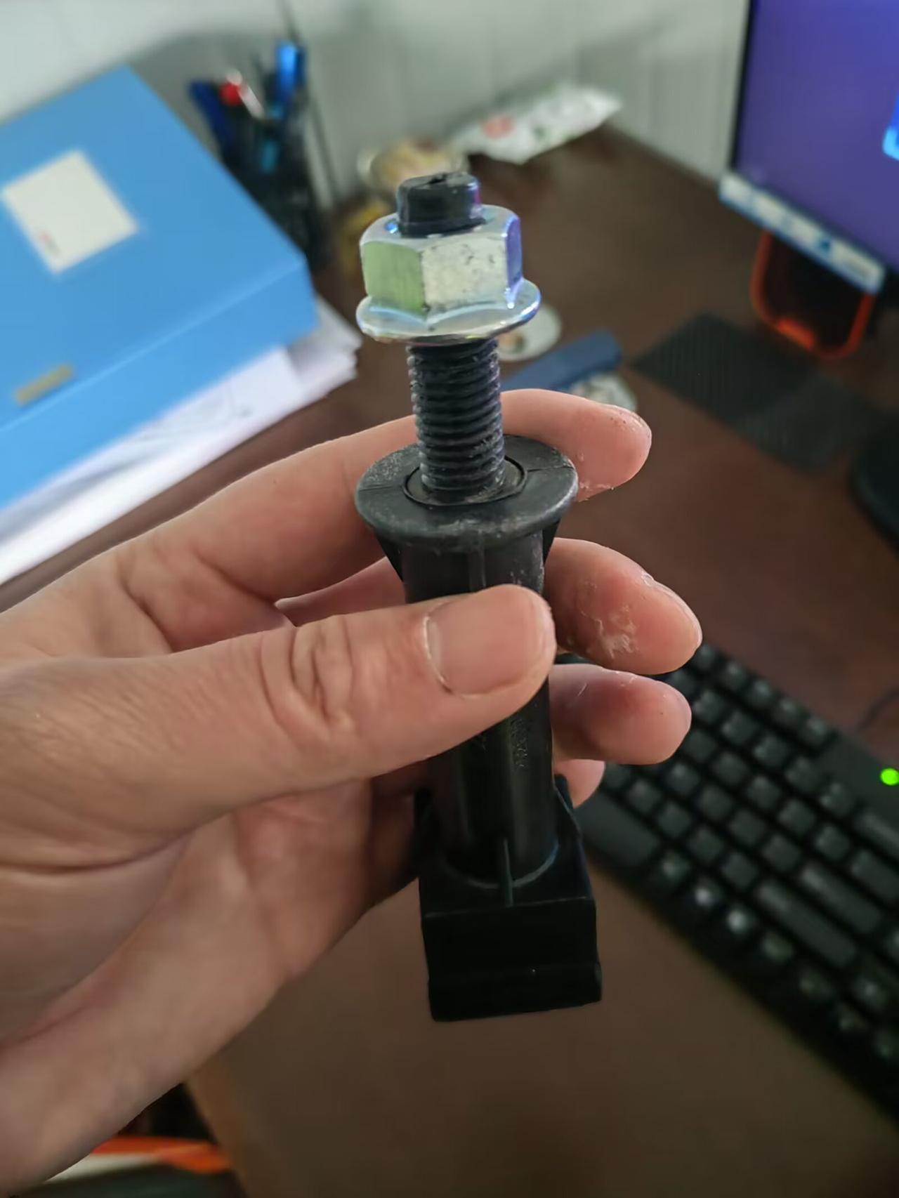 今天同事说出来的号称脚手架二次革命的新技术让我大吃一惊，原来悬挑脚手架还能这么玩