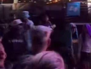 汉密尔顿与卡戴珊一同现身科切拉【汉密尔顿被拍到与卡戴珊一同参加音乐节，当晚贾斯汀