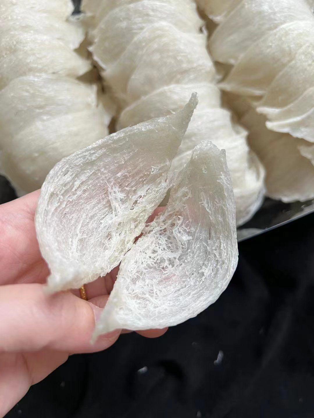 原来吃燕窝的两个女的都被禁止关注了，幸好我们吃不起燕窝！

人家李湘把20万一斤