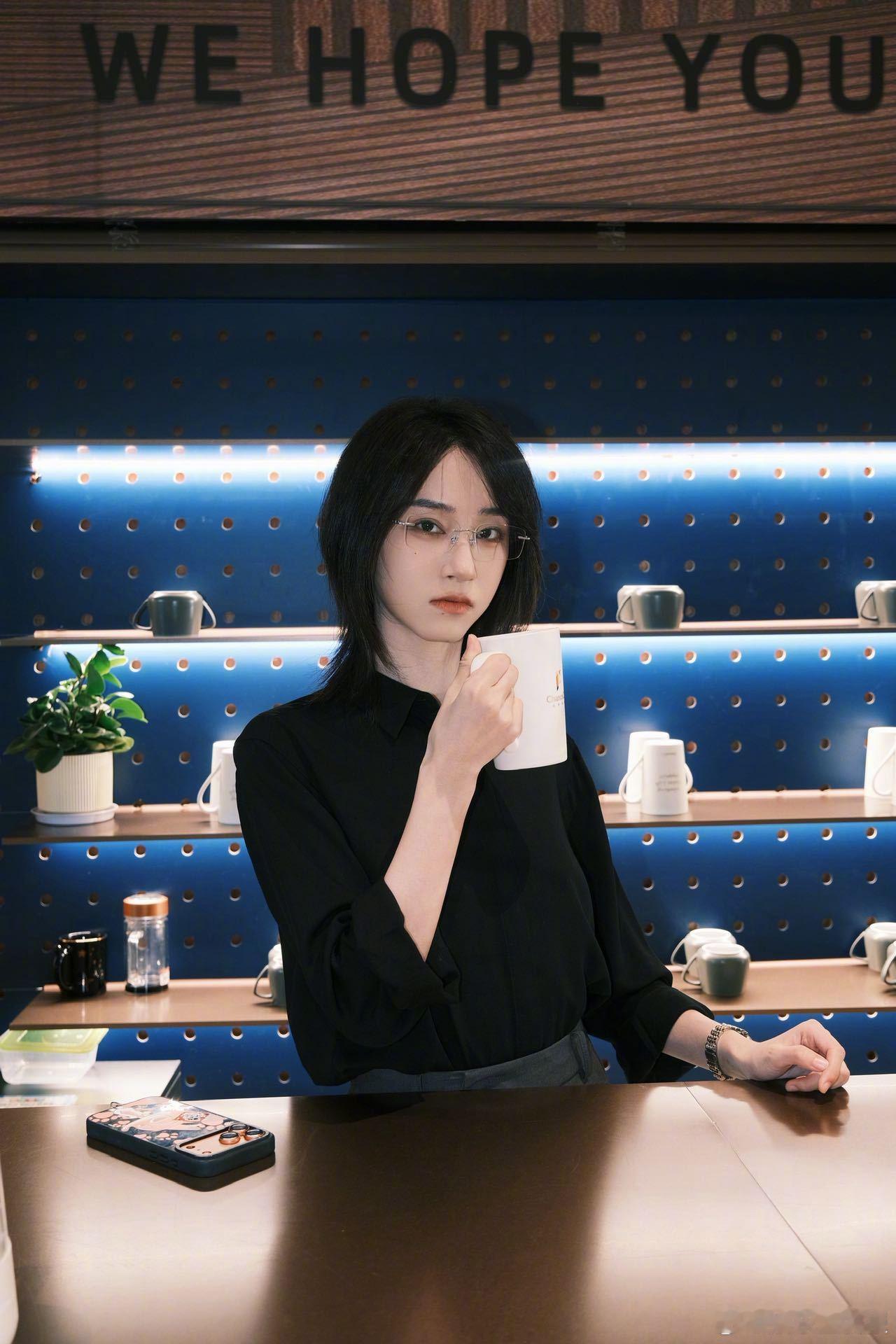 蒋芸终于杀青啦！在泉州真的拍了好久，希望盛夏的热度可以延续到剧里，期待《坠入夜色