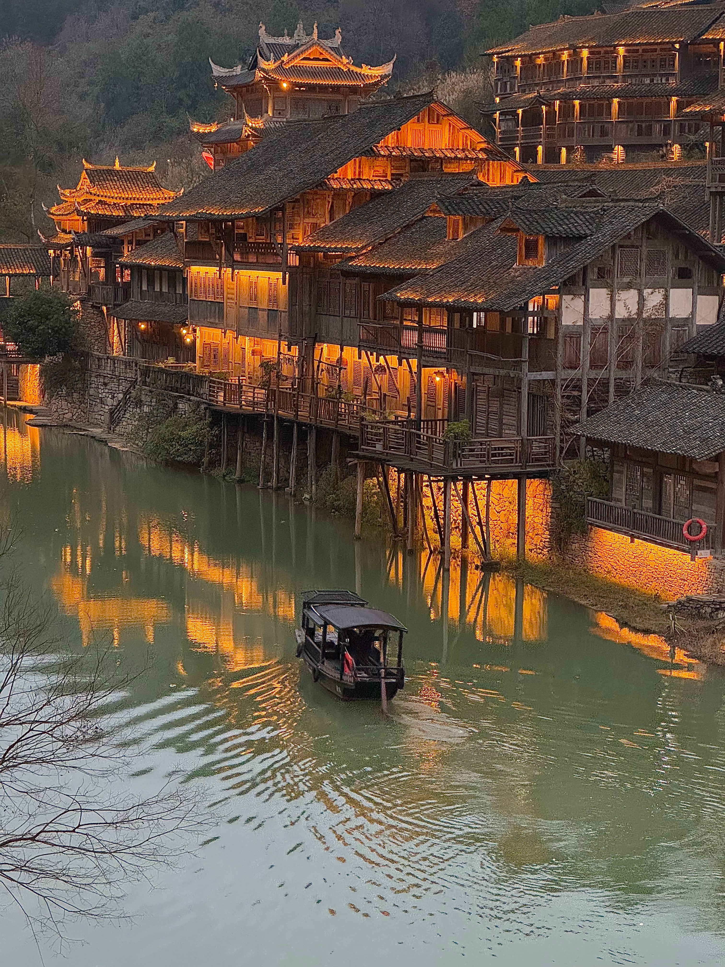 在乌江寨开启度假模式🍃傍晚的点灯仪式后，整个寨子笼罩上了一层暖光，迷恋日落后短