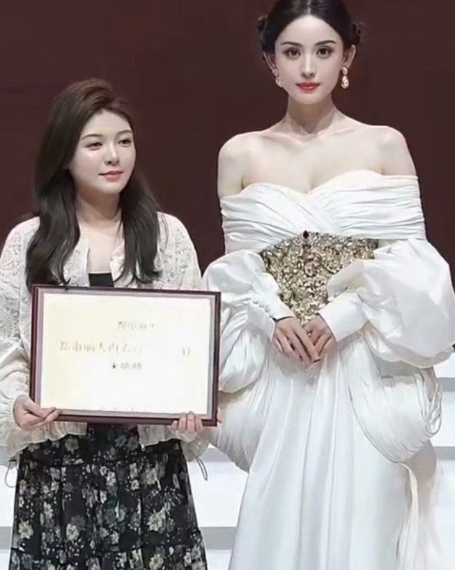 左边这位算得上日常美女里的翘楚了，但娜扎直接跨次元美成神仙！一个下凡体验生活，一