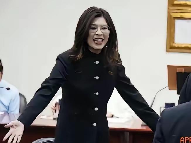 “人善被人欺，马善被人骑”！掀了桌子，不再惯着他？
郑丽文这回直接不装了，一点面