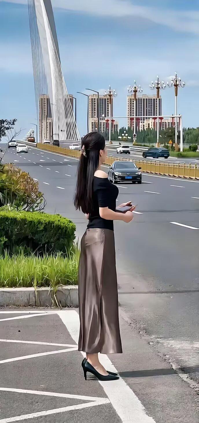 优雅漫步在现代都市，感受生活的美好。