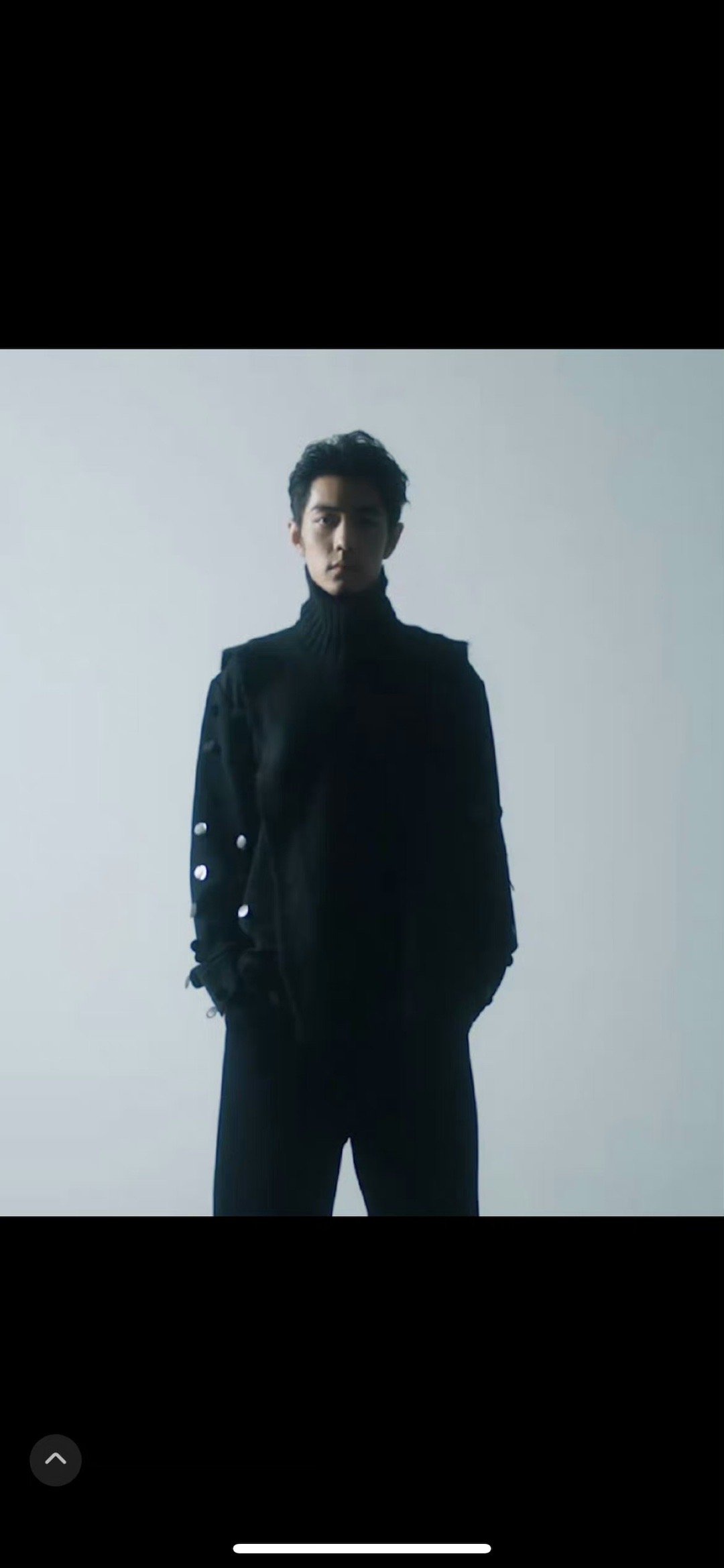 肖战和王一博的同个杂志、同个色系服装、同个姿势，谁的表现力更好？ ​​​