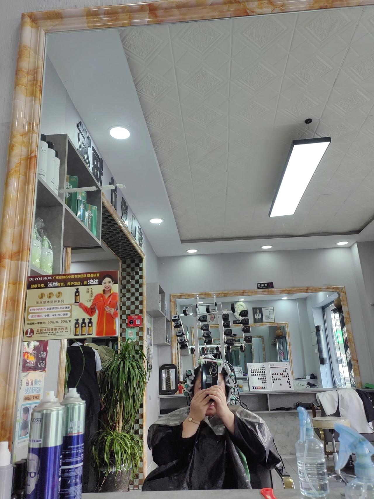 实在是闲的没事，逛街吧。
     路过一个理发店，店里没人。让理发小哥哥给我烫