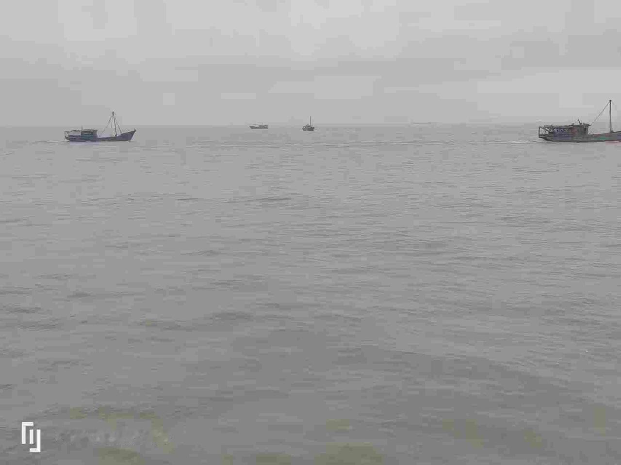 海岸观滔想沉浮