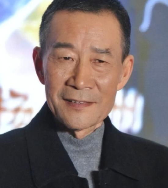 1998年，李雪健演完宋江后，拿着34万的片酬兴高采烈地准备回家时，却接到妻子慌