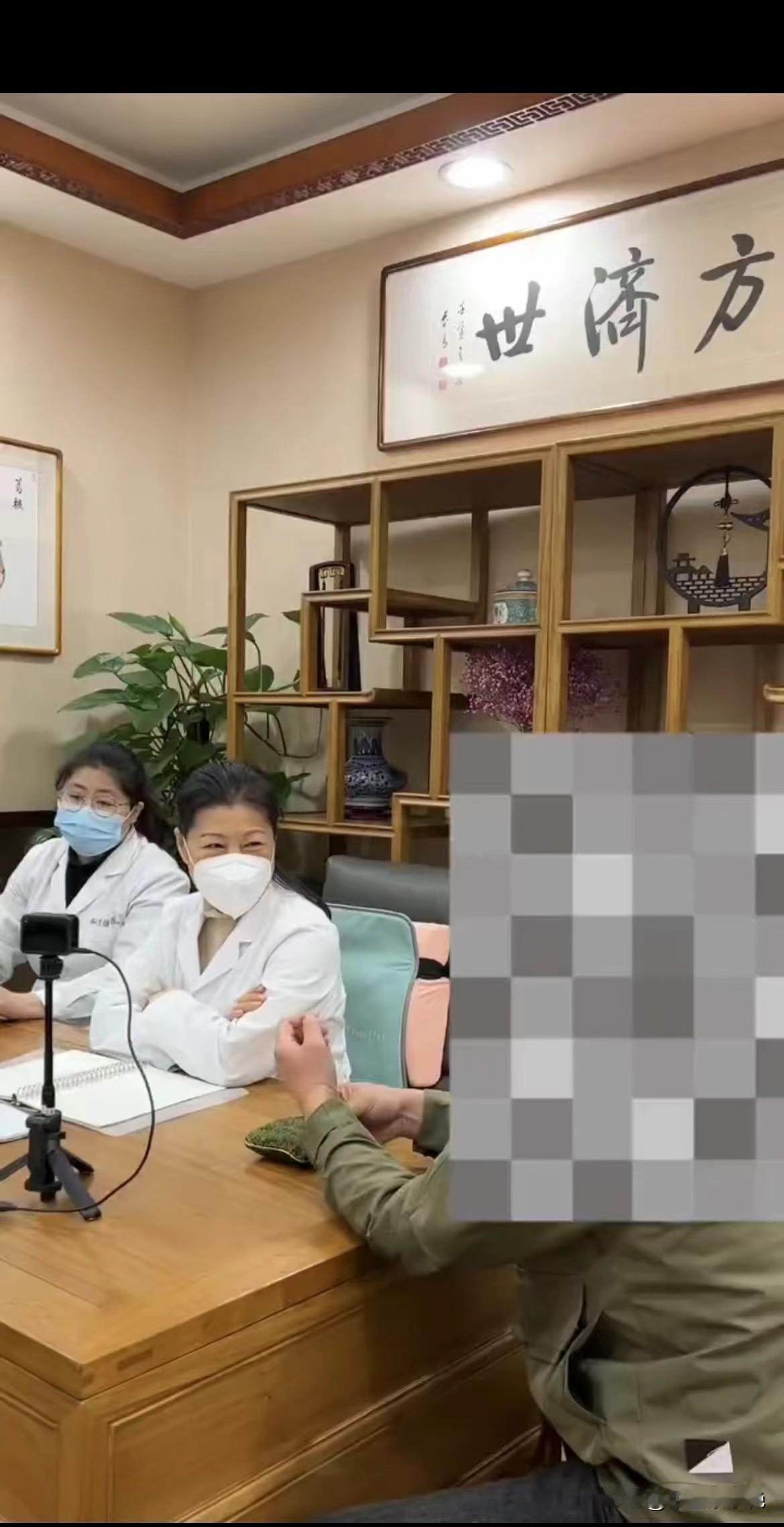 复诊吕先生 服药后睡眠好多了 人也有精神了，荨麻疹改善了，舌象脉象改善的也很好