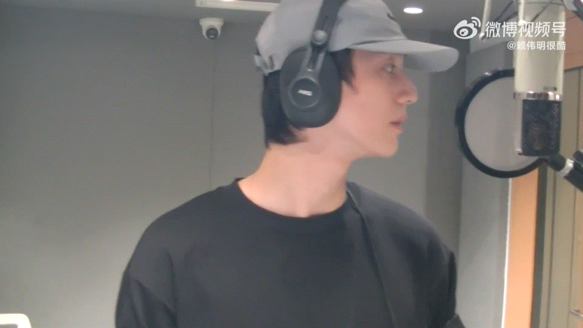 赖伟明把录音室当健身房 原来深情的《如果那天》是这么来的！赖伟明举着哑铃录歌，一