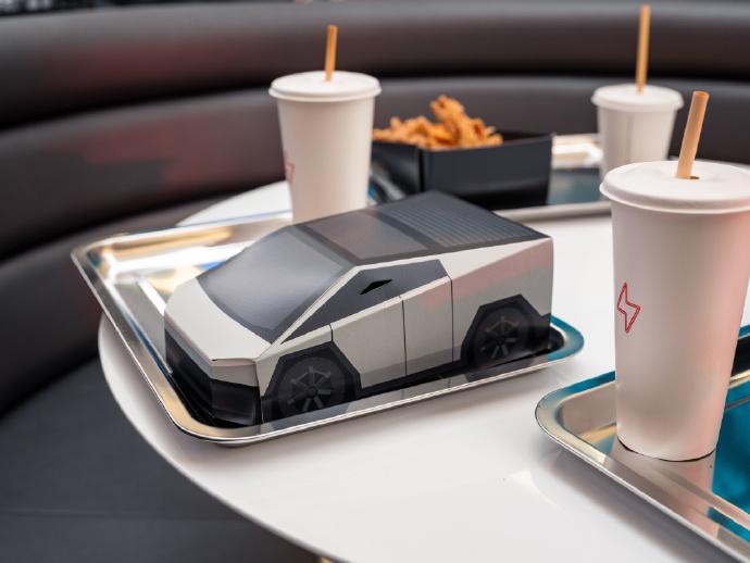 特斯拉又整活了！全球首家超级充电站餐厅 Tesla Diner 在洛杉矶开业~