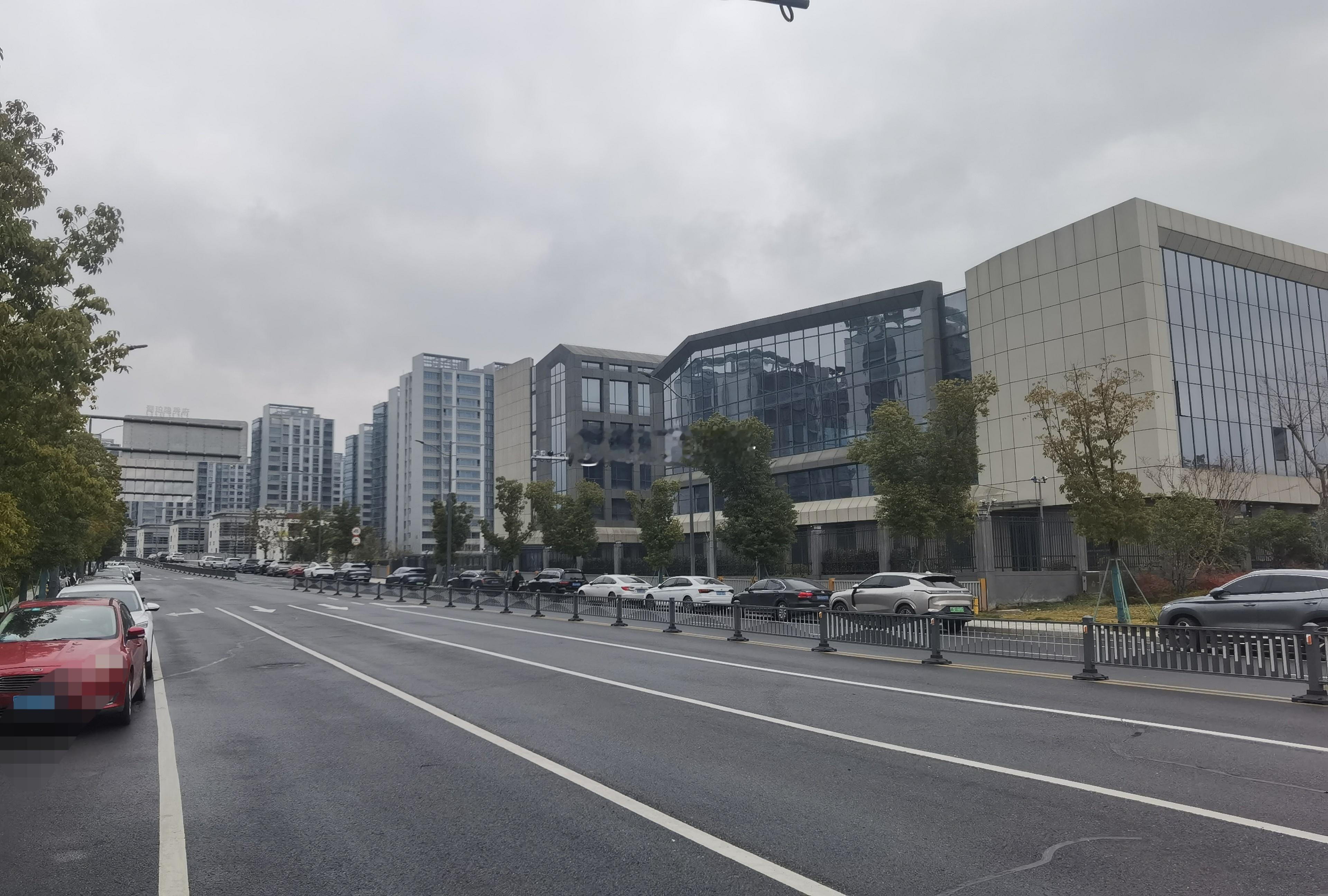 绍兴有三个MALL，每逢节假日周边都会堵车：一个是金地银泰城，一个是绍兴天地，一