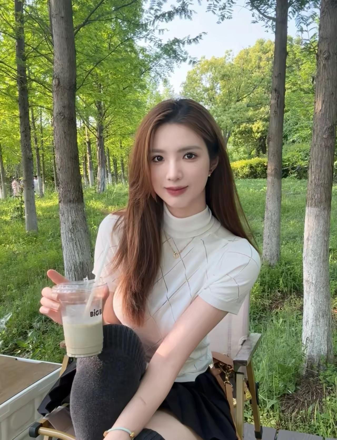 漂亮姑娘在公园