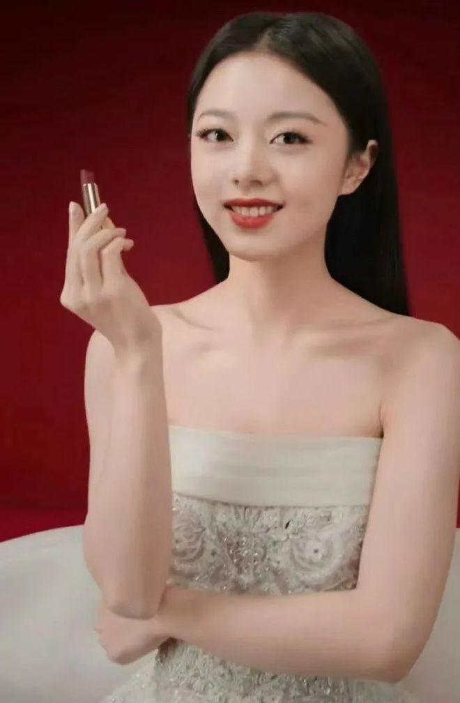 赵今麦，白瞎你这张脸了。

继上次品牌活动妆造被嘲，还不到一个月呢，赵今麦又上热