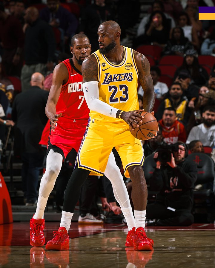 惺惺相惜！湖人官方晒詹姆斯和KD对位的赛场照与球迷分享