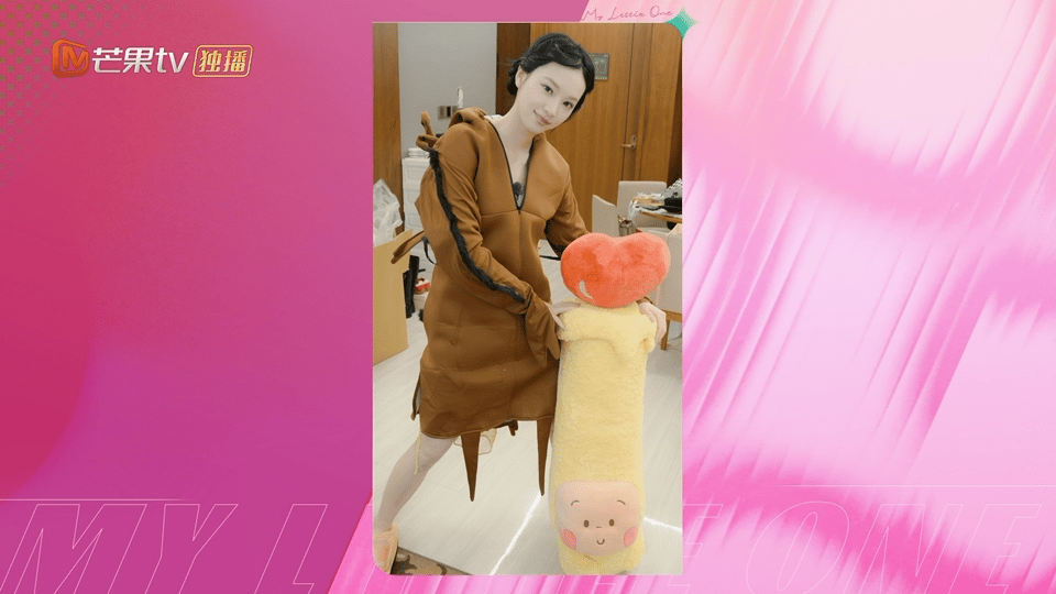 黄灿灿蟑螂服 黄灿灿居家藏了好多新奇物件，复刻妈妈旧照缺少穿搭，黄灿灿灵机一动换