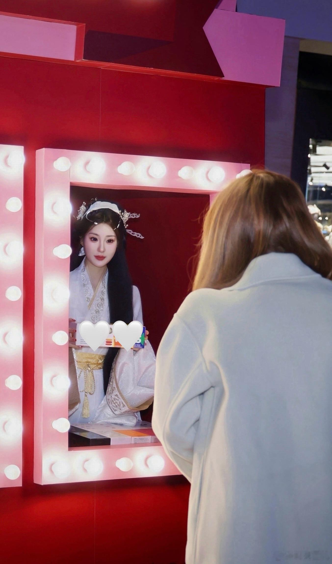 今天好冷啊 出门都要被吹跑了T^T冷冬天