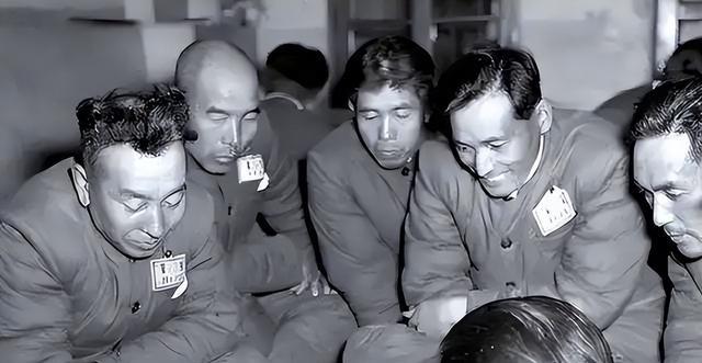 1941年，周养浩息烽监狱长把一女囚叫到办公室里，嬉皮笑脸着一边解衣服扣子，一边