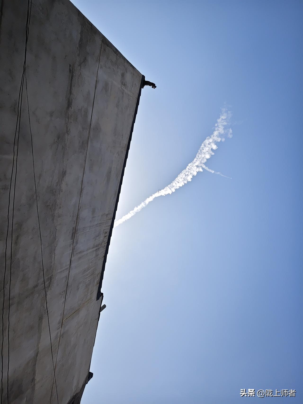 飞机飞过在天空留下的痕迹！是烟似云，不知道污染不污染空气？