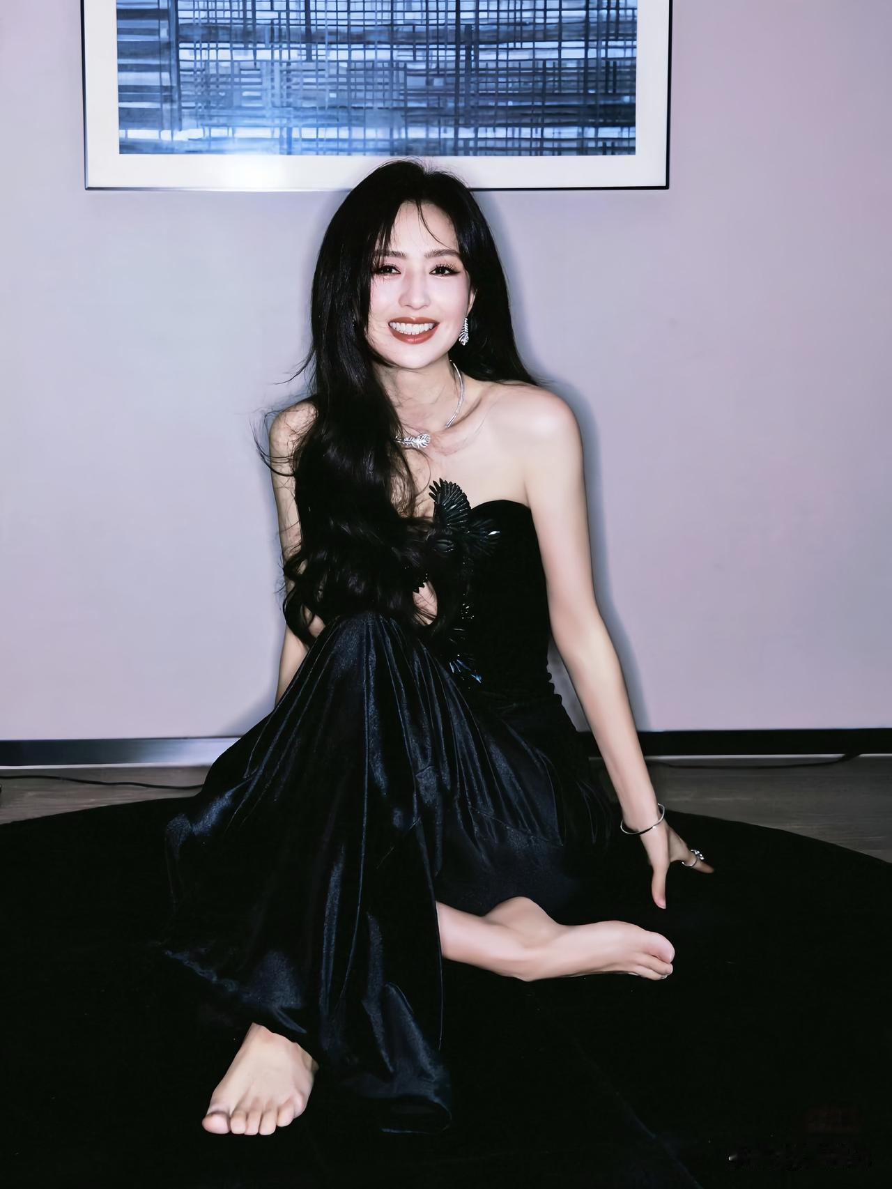佟丽娅一身黑丝绒长裙，优雅气质从来不需要多余的装饰