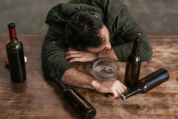 广东惠州，男子与女友同居期间，连续5天在早中晚、深夜、凌晨在出租屋外喝酒，一直喝