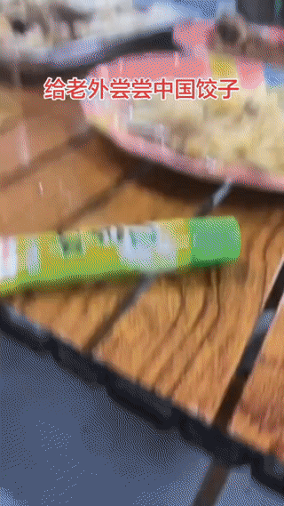 在非洲工作的中国人请当地的黑人品尝咱们中国的传统美食:饺子。
他们也是第一次吃中