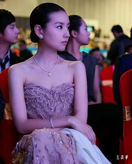 2010年的董洁，真的太美了！简直是高级感的美人脸。
30岁的她还具有如此精美的