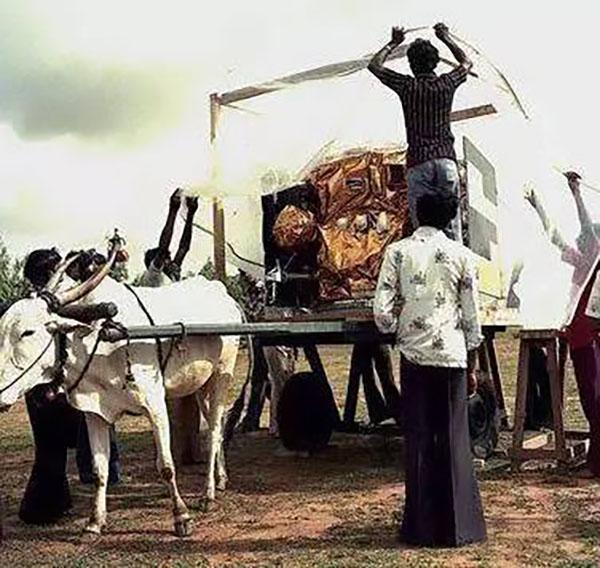 1981年印度测试第一枚卫星时，这枚代号为“苹果”的金黄色卫星被放在了一辆嘎吱作