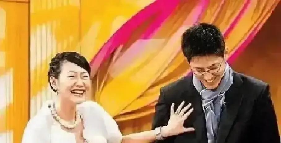 19年前一句话，现在还能炸场
 
那天他坐在小S对面，一句少奋斗三十年，多背三十