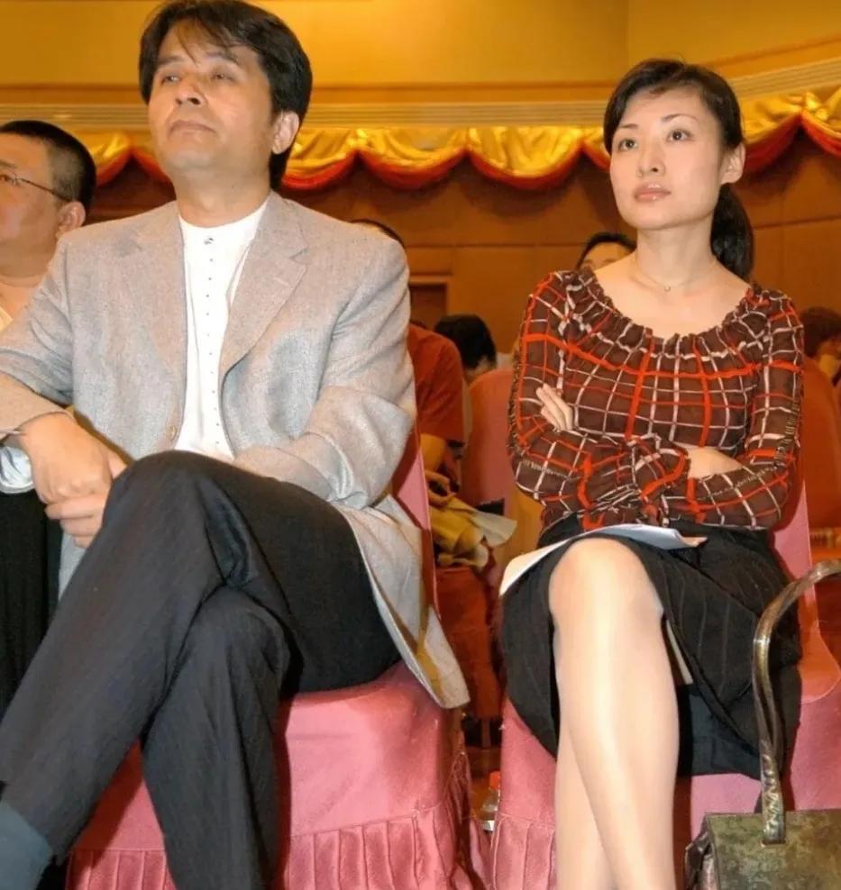 以前两位央视主持人。