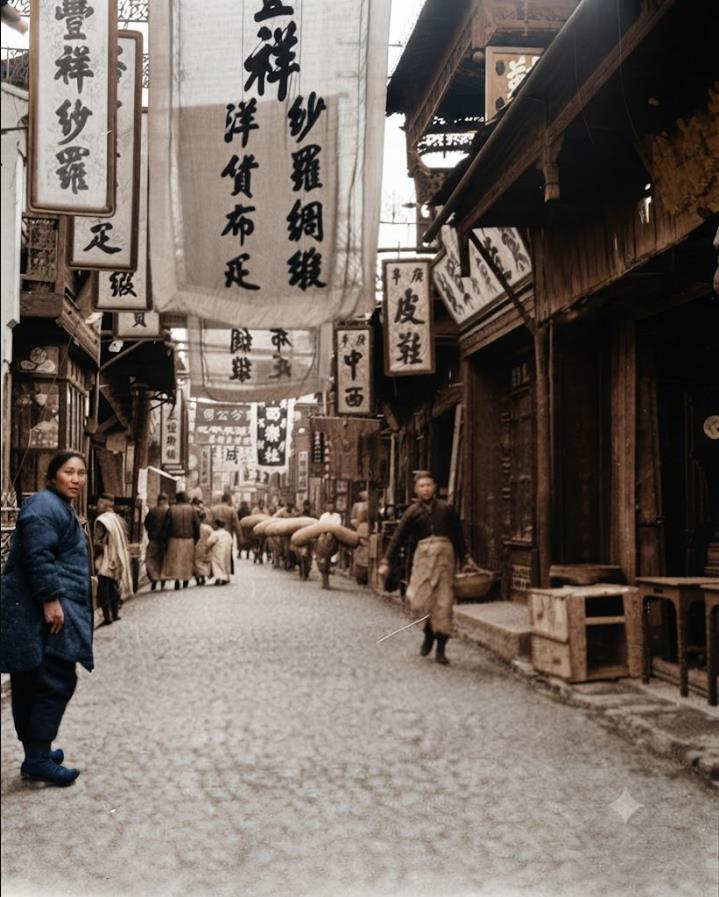 民国，南京城南评事街，整条街巷挂满错落商号布幌，两侧木构骑楼鳞次栉比，招牌琳琅满
