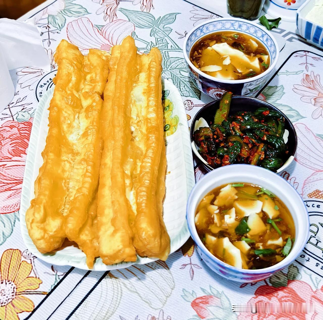 早上好，今天去超市买菜，回来在早市买的 油条豆腐脑，东北这边的油条一元很大的一根