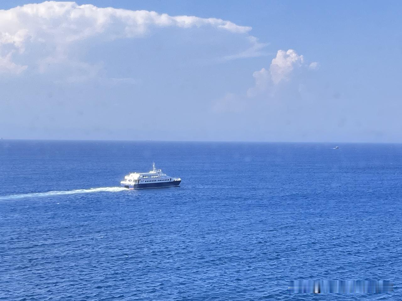 置身辽阔海面，看大小船只航行于澄澈碧海，心也跟着开阔起来。