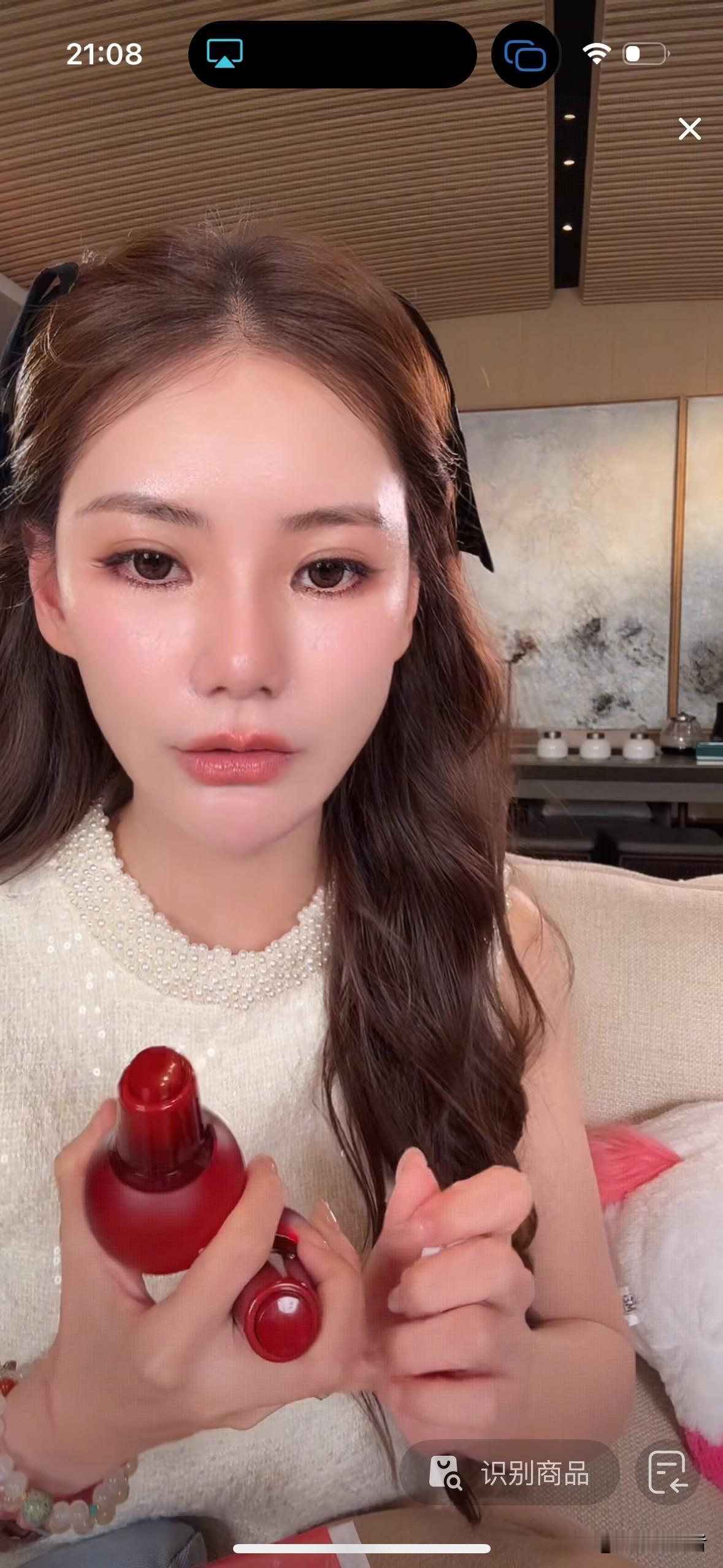 时隔数月，今晚，马筱梅又开始直播带货了。不过，此次卖的是美容护肤品。马筱梅的直播