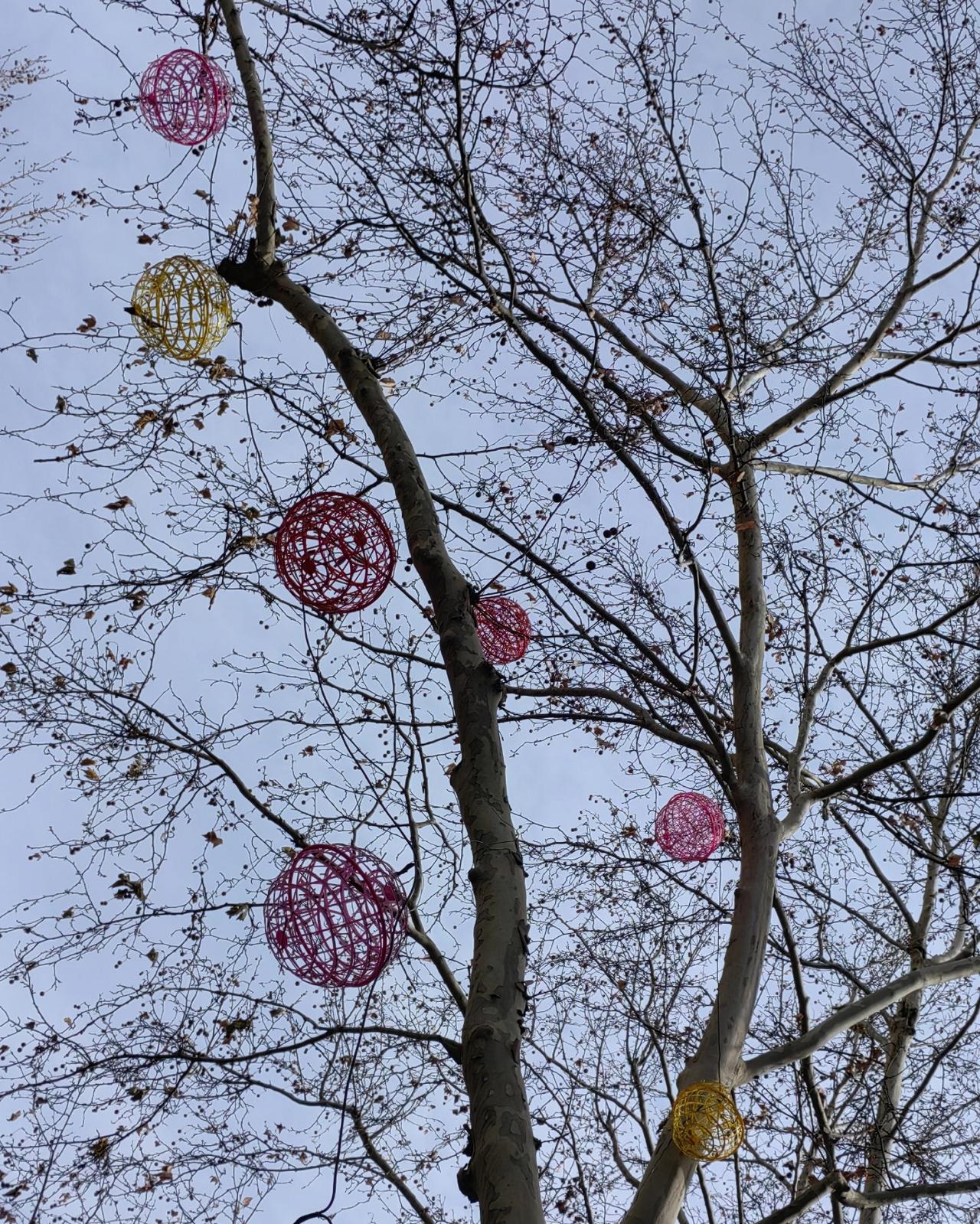 路过一高档饭店门口，大约是午夜饭“主”，一连声地喊道：快点，走快点，七楼！
觉得