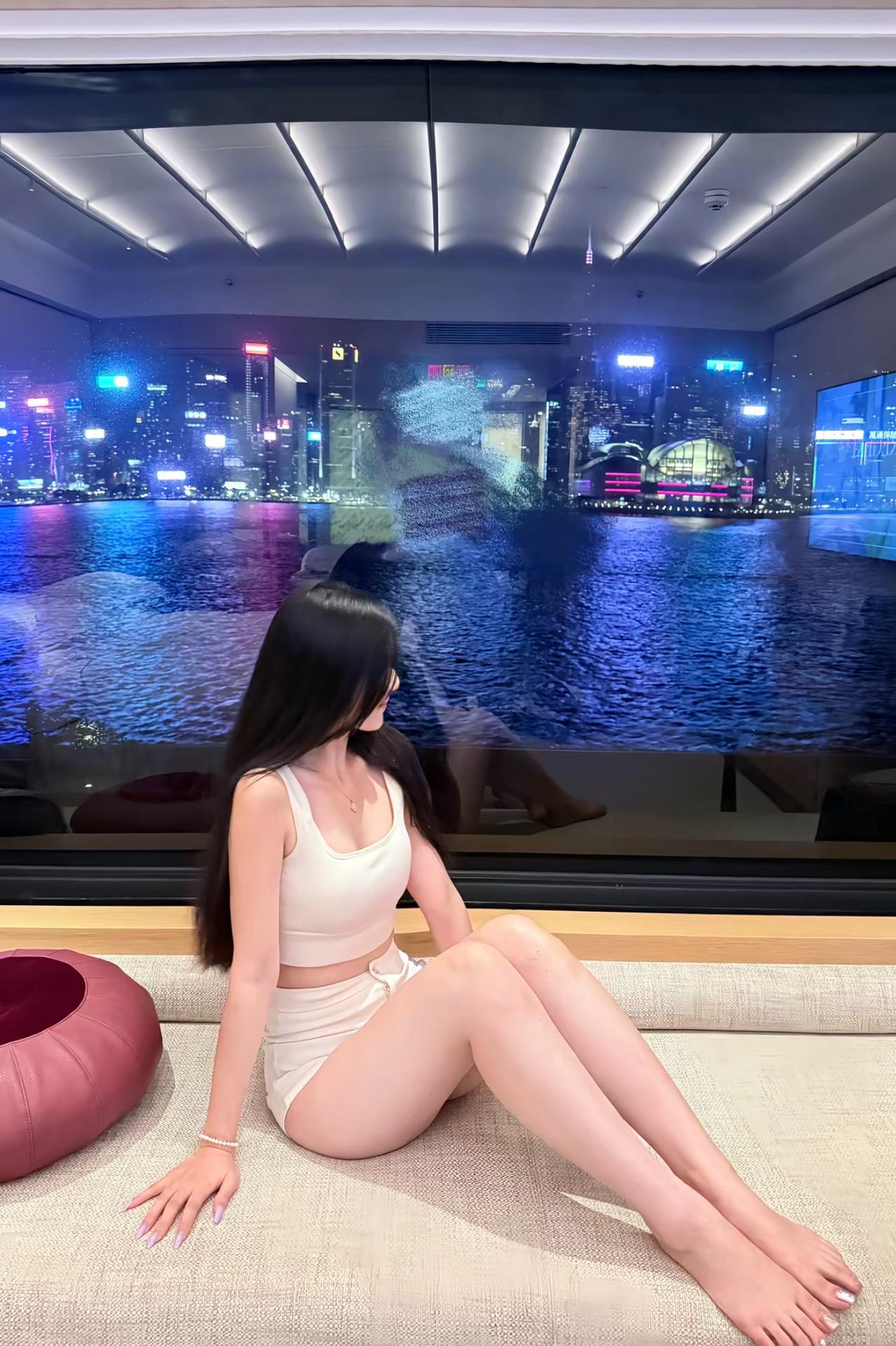 今天是11月3日，星期一，早安。 一键删除昨天的疲惫，开启今天的快乐。 踏上新的