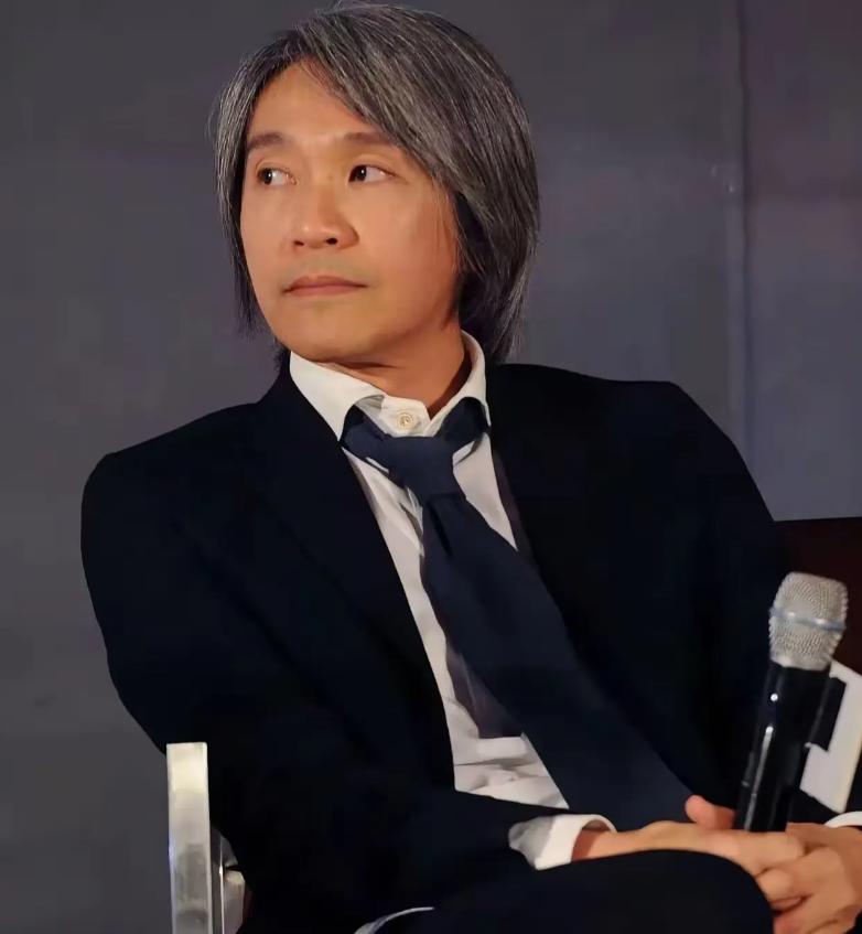 主持人问冯小刚:“娱乐圈里，你最看不惯的人是谁？”冯小刚脱囗而出:“周星驰。”主